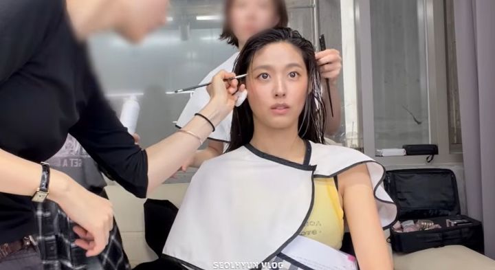 [서울=뉴시스] 그룹 AOA 출신 배우 설현이 지난 9일 자신의 유튜브 채널 '김설현'에서 화보 촬영을 위해 한 다이어트 방법을 공개해 화제다. (사진=유튜브 '김설현' 캡처)