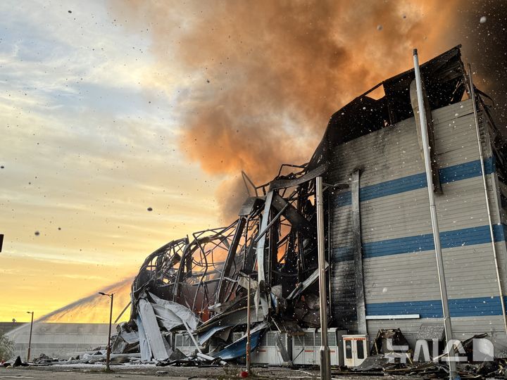 [평택=뉴시스] 11일 0시3분께 경기 평택시 청북읍 내 4류위험물 191만ℓ가 보관된 창고에 불이 나 국가소방동원령이 발령됐다. (사진=경기도소방재난본부 제공) 2026.8.11. photo@newsis.com *재판매 및 DB 금지