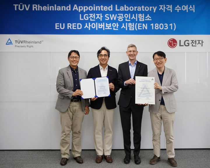 [서울=뉴시스] LG전자와 TÜV 라인란드 관계자들이 지난 10일 TÜV 라인란드 코리아 본사에서 열린 유럽 무선기기지침(RED) 사이버보안 지정시험기관 자격 수여식에서 기념촬영을 하고 있다. 왼쪽부터 심우곤 LG전자 SW공학연구소장, 김동욱 LG전자 SW센터장, 프랭크 주트너 TÜV 라인란드 코리아 대표, 임효준 LG전자 차세대컴퓨팅연구소장. (사진=LG전자 제공) 2026.08.11. photo@newsis.com *재판매 및 DB 금지