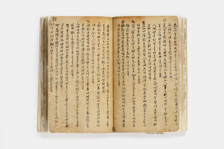 [서울=뉴시스] 보물 '청구영언'은 우리나라 최초의 가집(歌集)이다. 청구(靑丘)는 우리나라, 영언(永言)은 노래를 뜻하는 말로서, 가집은 가곡(歌曲)이라는 우리의 전통 성악곡으로 불리던 시조를 모아 놓은 노랫말(가사) 자료집이다. (사진=국립한글박물관 제공) 2026.08.11. photo@newsis.com *재판매 및 DB 금지