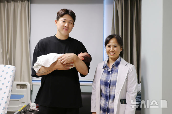 [서울=뉴시스] 최원준 KT 위즈 선수(왼쪽)와 장지현 분당차여성병원 산부인과 교수. (사진= 분당차여성병원 제공)