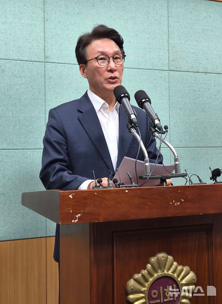 [전주=뉴시스] 김민수 기자= 김민석 더불어민주당 당대표 후보가 11일 전북특별자치도의회 브리핑룸에서 기자회견을 열고 '강소 메가 전북'으로 탈바꿈시키겠다는 구상을 발표하고 있다. 2026.08.11 leo@newsis.com *재판매 및 DB 금지
