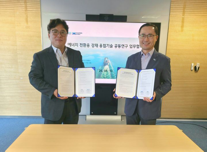 [서울=뉴시스] 현대제철-DNV 임원들이 미래 에너지용 강재·용접기술 인증체계 구축 및 공동기술개발 업무협약식 기념 촬영을 하고 있다. 왼쪽부터 현대제철 제품개발센터장 권태우 상무, DNV Korea Maritime 기술개발지원부 문영환 본부장 (사진=현대제철 제공) photo@newsis.com *재판매 및 DB 금지