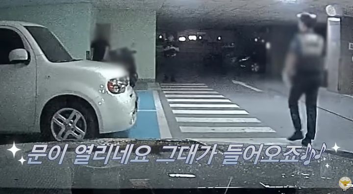 [서울=뉴시스] 경찰이 야간 순찰 중 신호를 위반하고 도주하는 오토바이를 관내 동선을 예측하고 추적한 결과 지명수배자 검거에 성공했다. (사진=유튜브 '경찰청' 캡처)