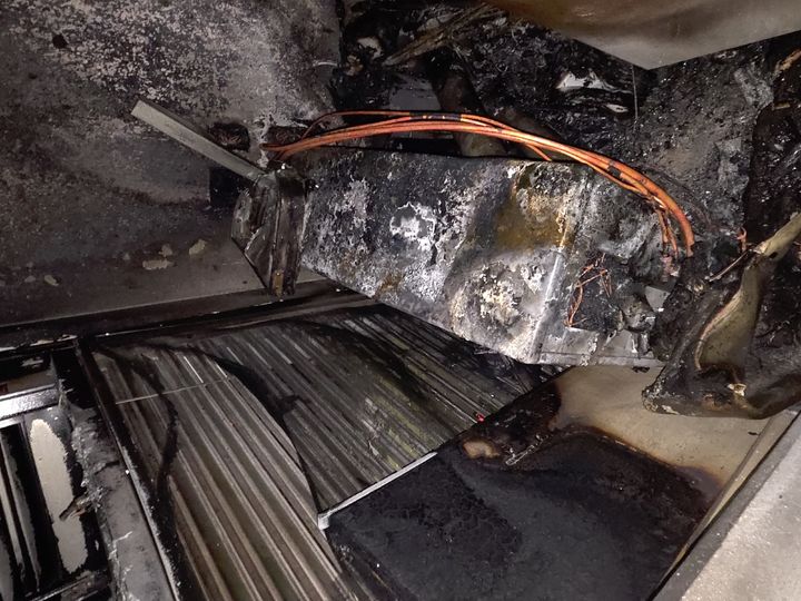 [부산=뉴시스] 8일 오후 11시48분께 해운대구의 한 아파트 A씨의 집 에어컨 실외기에서 불이 났다. (사진=부산소방재난본부 제공) 2026.08.11. photo@newsis.com *재판매 및 DB 금지