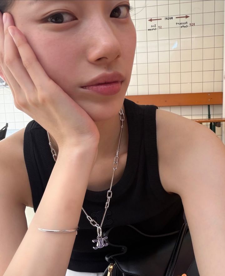"더워 더워"…수지, 폭염에도 빛나는 슬랜더 몸매 비결은?