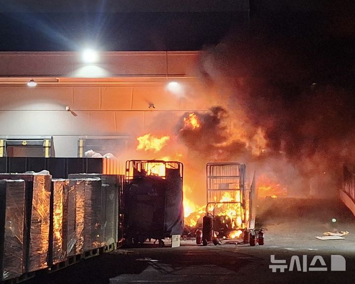 [제주=뉴시스] 11일 제주시 애월읍 소재 쿠팡물류센터 폐기물수거장에서 화재가 발생해 소방당국이 진화에 나서고 있다. (사진=제주소방안전본부 제공) 2026.08.11. photo@newsis.com