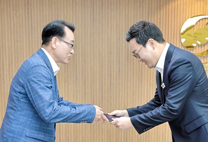 임명장 받는 권혁중 이사장, 오른쪽은 이동석 충주시장.(사진=충주시 제공) *재판매 및 DB 금지