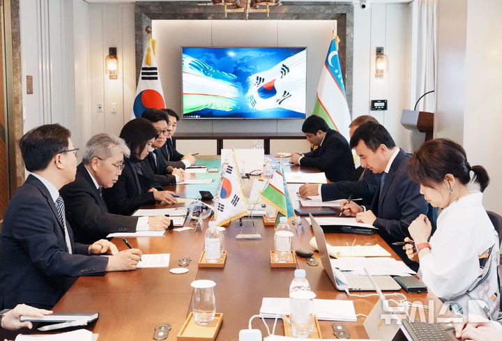 [세종=뉴시스]한국지역난방공사는 지난 10일 서울 롯데호텔에서 우즈베키스탄 잠시드 호자예프 부총리 및 대표단과 만나 양국 간 친환경 에너지 기반시설 협력 방안을 심도 있게 논의했다.(사진=한난 제공)
