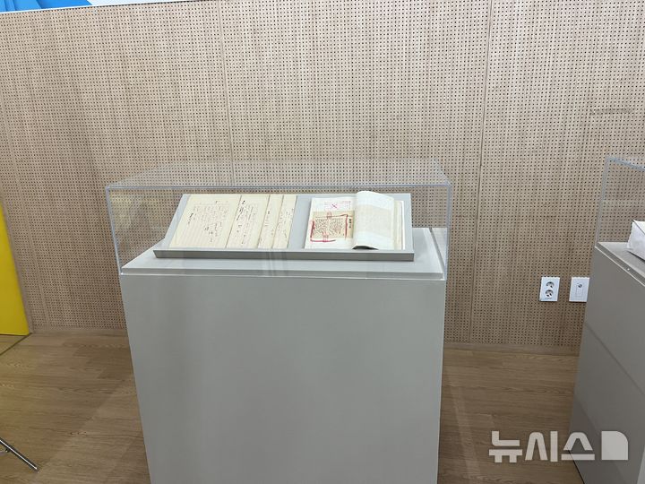 [서울=뉴시스] 11일 서울 은평구 국립한국문학관에서 공개된 작가이자 독립유공자인 심훈 친필 등 자료 2026.08,11. photo@newsis.com