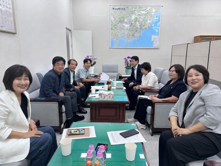 [부산=뉴시스] 의원연구단체 '부산역'이 지난 10일 시의회 회의실에서 참여 의원들이 참석한 가운데 연구 활성화 방안 논의를 위한 사전 간담회를 개최했다. (사진=부산시 제공) 2026.08.11. photo@newsis.com *재판매 및 DB 금지