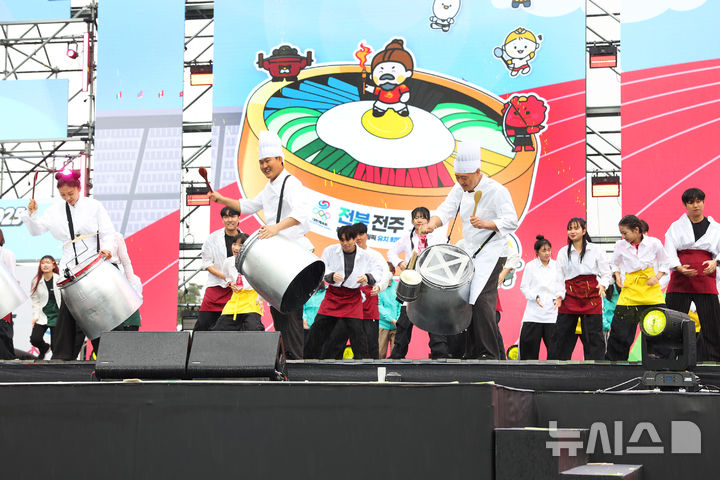 [전주=뉴시스]윤난슬 기자 = 전북 전주시는 오는 10월 2∼4일 덕진공원에서 '2026 전주비빔밥축제'를 연다고 11일 밝혔다. (사진=전주시 제공) photo@newsis.com 