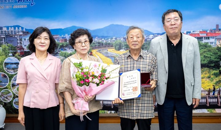 손애진 충북북부보훈지청장, 김병복씨 부부, 이상천 제천시장(왼쪽부터) *재판매 및 DB 금지
