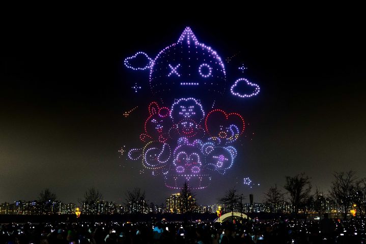 [서울=뉴시스] 지난 4월10일 서울 여의도한강공원에서 열린 '2026 한강불빛공연(드론 라이트 쇼)'의 'BT21 in Seoul' 공연. (사진=서울시 제공) 2026.04.10. photo@newsis.com *재판매 및 DB 금지