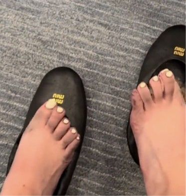 [서울=뉴시스] 중국에서 고가의 명품 미우미우 신발을 신고 외출했다가 양발이 검은색으로 물들었다는 사연이 전해져 이목을 끌고 있다. (사진 출처=웨이보 캡처)