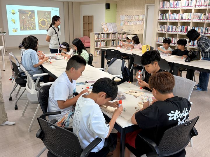 [서울=뉴시스] 서울주택도시개발공사와 국립생태원이 진행한 공공주택 초등학생 대상 생태교육 현장. (사진=서울주택도시개발공사 제공) 2026.08.11. photo@newsis.com *재판매 및 DB 금지