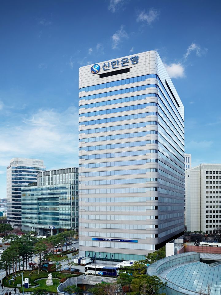 신한은행, 예대금리차 7개월째 시중은행 중 최대폭…대출금리 급등 영향