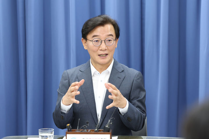 [부산=뉴시스]전재수 부산시장은 11일 부산 연제구 부산시청에서 기자들과 만나 UN해양총회 부산 유치 소감을 말하고 있다. (사진=부산시 제공) 2026.08.11. photo@newsis.com *재판매 및 DB 금지