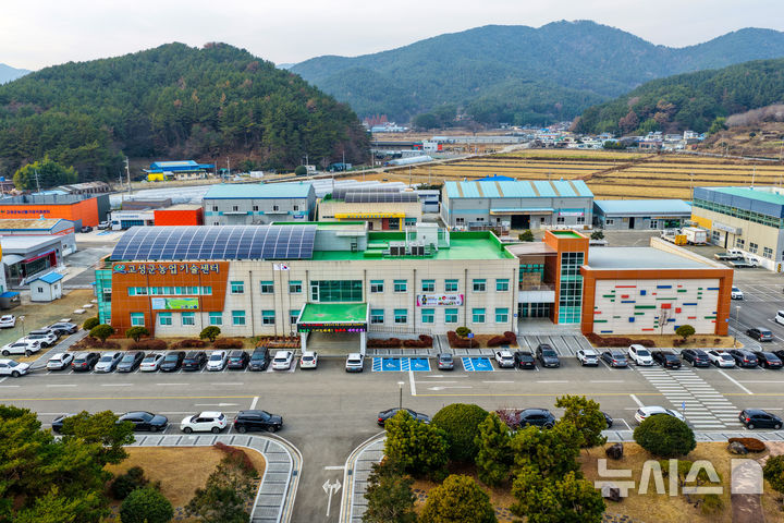 [고성(경남)=뉴시스] 신정철 기자= 경남 고성군은 지난 1996년 농지법 시행이후 취득한 농지 7만8727필지에 대한 기본조사를 마치고, 이 가운데 심층조사가 필요한 것으로 분류된 4만1135필지를 대상으로 농지 이용실태를 확인하는 현장조사에 착수했다고 11일 밝혔다.사진은 농지 이용실태를 확인하고 있는 고성군 농업기술센터 청사 전경.(사진=뉴시스DB).2026.08.11. sin@newsis.com