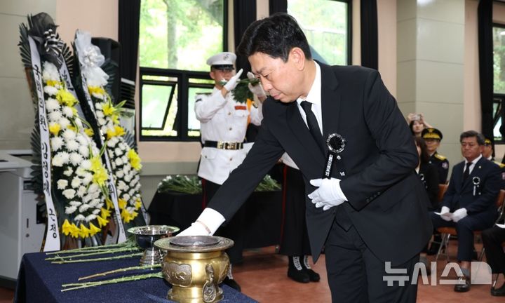 [포항=뉴시스] 포항시는 11일 북구 용흥동에 있는 학도의용군 전승 기념관에서 '제70회 전몰 학도의용군 추념식'을 거행했다. 사진은 박용선 포항시장의 헌화·분향 모습. (사진=포항시 제공) 2026.08.11. photo@newsis.com