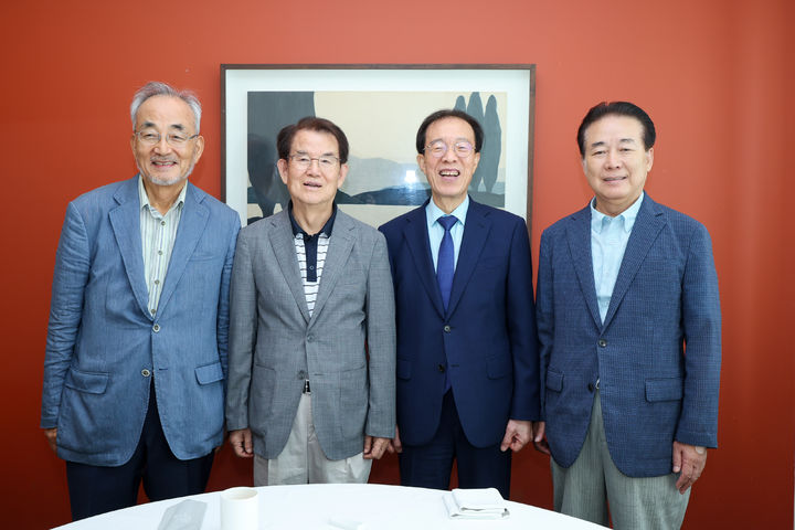[서울=뉴시스]사진 왼쪽부터 최정표 전 한국개발연구원(KDI) 원장, 강철규 전 공정거래위원장, 이석연 국민통합위원장, 나성린 전 국회의원 순(사진=국민통합위원회 제공) photo@newsis.com *재판매 및 DB 금지