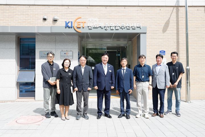 [이천=뉴시스] 성수석 경기 이천시장(사진 왼쪽에서 네 번째)이 10일 한국세라믹기술원 이천분원에서 윤종석 기술원장(사진 오른쪽에서 네 번째) 등과 기념촬영을 하고 있다. (사진=이천시 제공) 2026.08.11. photo@newsis.com *재판매 및 DB 금지
