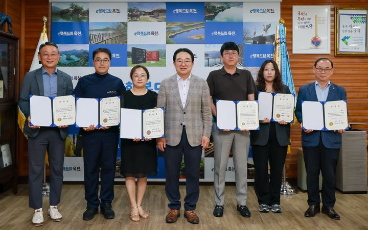 [옥천=뉴시스] 황규철(가운데) 충북 옥천군수와 옥천군 교육경비심의위원 6명이 11일 옥천군청 군수실에서 위촉장 수여식을 진행하고 있다. 위원회는 학교와 지역사회가 함께 성장할 수 있는 교육 기반을 강화하는데 힘을 보태기로 했다. (사진=옥천군 제공) 2026.08.11. photo@newsis.com *재판매 및 DB 금지