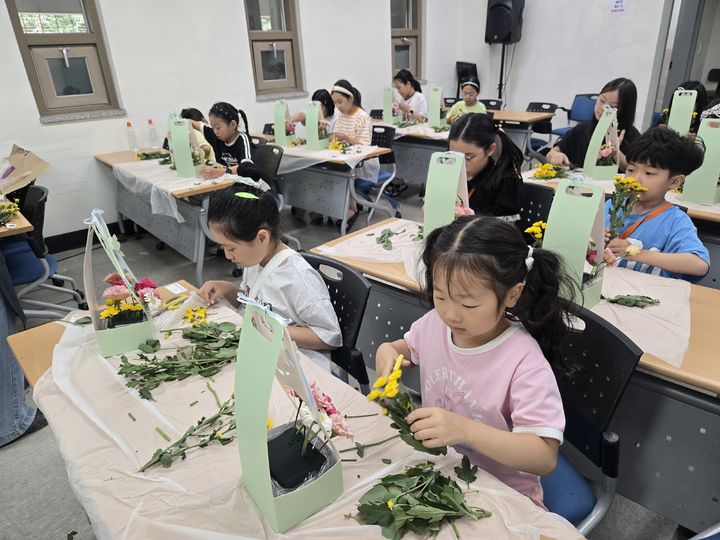 [전남광주=뉴시스] 아이들이 여름방학 진로체험 프로그램 '꿈꾸는 일주일' 체험을 하고 있다. (사진=전남광주 남구청소년진로체험 지원센터 제공) 2026.08.11. photo@newsis.com *재판매 및 DB 금지