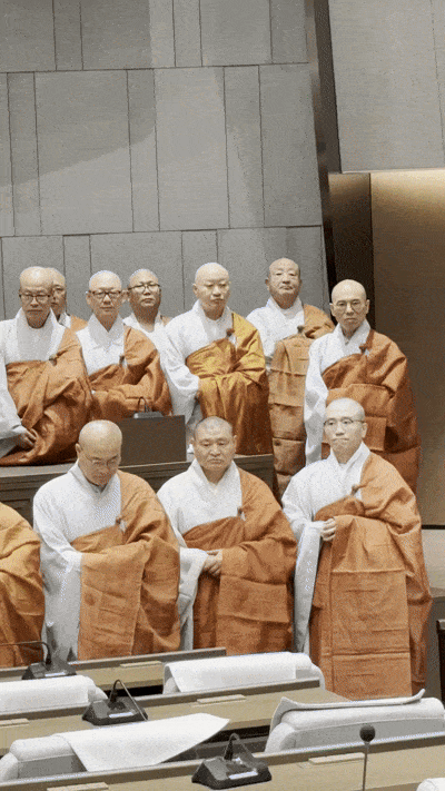 [서울=뉴시스] 진우스님의 조계종 총무원장 선거 출마를 지지하는 스님들 (사진=진우스님 선거대책본부 제공) 2026.08.11. photo@newsis.com *재판매 및 DB 금지