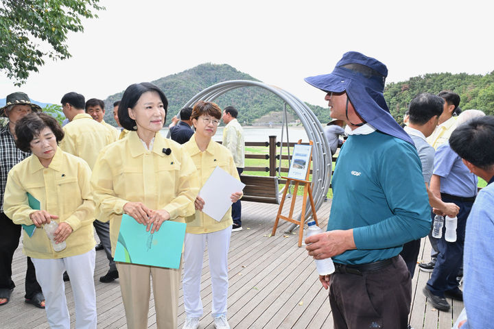[대구=뉴시스]국민의힘 이진숙(대구 달성군) 의원이 11일 오전 달성군의회 의원들과 함께 달창저수지를 찾아 가뭄 대응 실태를 점검하고 있다(사진=이진숙 의원실 제공) 2026.08.11 photo@newsis.com *재판매 및 DB 금지