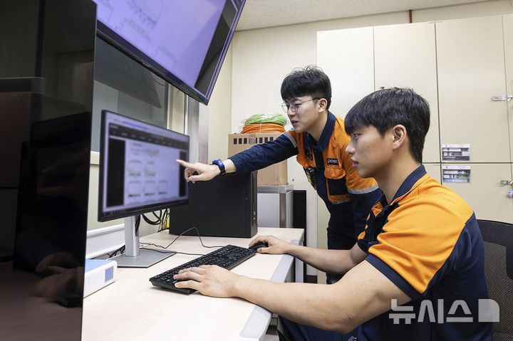 [포항=뉴시스] 안병철 기자 = 포스코 포항제철소 직원들이 자체 개발한 AI 기반 모터 상태 점검 시스템으로 설비 데이터를 분석하고 있다.(사진=포스코 제공) 2026.08.11. photo@newsis.com