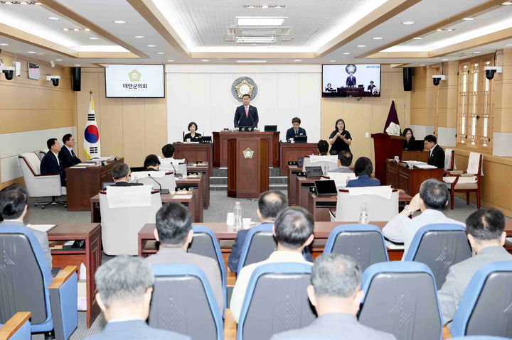 [태안=뉴시스] 충남 태안군의회가 11일 본회의장에서 주요 업무 보고 청취 등을 위한 제322회 임시회를 마무리하고 있다. (사진=태안군의회 제공) 2026.08.11. photo@newsis.com *재판매 및 DB 금지