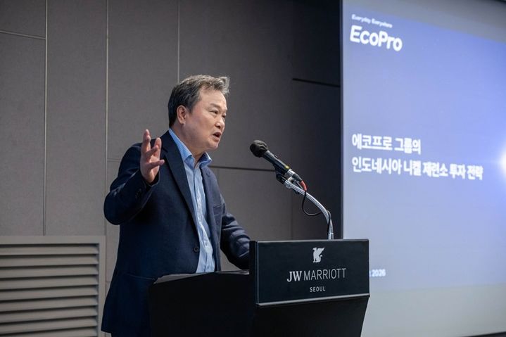 [서울=뉴시스] 이동채 에코프로그룹 창업주가 10일 서울 서초구 JW메리어트 호텔에서 열린 인도네시아 BNSI 투자 세미나에서 발언하는 모습. (사진=에코프로) 2026.08.11 photo@newsis.com *재판매 및 DB 금지 *재판매 및 DB 금지