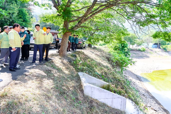 [함안=뉴시스]함안군, 폭염·가뭄 장기화에 ‘총력전’. 저류지를 방문해 저수 현황을 점검하는 차석호 함안군수.(사진=함안군 제공) 2026.08.11.photo@newsis.com *재판매 및 DB 금지