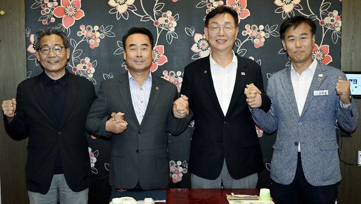 [대전=뉴시스] 조명휘 기자 = 대전 중구청장과 중구 지역구 시의원들이 11일 간담회를 열기에 앞서 기념사진을 찍고 있다. (사진= 중구청 제공) 2026.08.11. photo@newsis.com *재판매 및 DB 금지