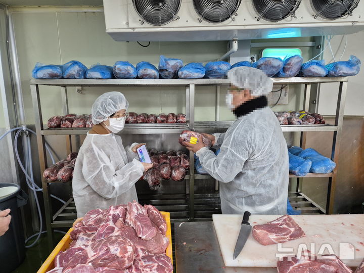[안양=뉴시스] 국립농산물품질관리원 경기지원이 여름 휴가철 축산물 원산지 표시 집중 단속을 벌이고 있다. (사진=국립농산물품질관리원 경기지원 제공).2026.08.11.photo@newsis.com