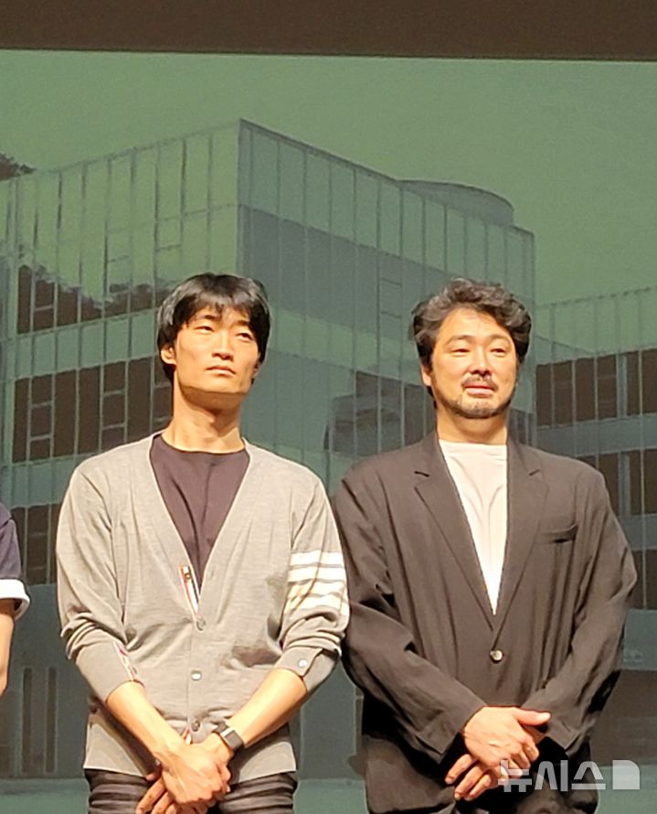 [서울=뉴시스]최희정 기자= 한국예술종합학교 무용원이 11일 서울 서초구 한예종 서초캠퍼스 이강숙홀에서 30주년 기자간담회를 열었다. 마린스키 발레단 수석무용수 김기민과 워싱턴 발레단 수석무용수 출신 김현웅 한예종 실기과 교수가 기자간담회가 끝난 뒤 기념 촬영을 하고 있다. 2026.08.11. dazzling@newsis.com