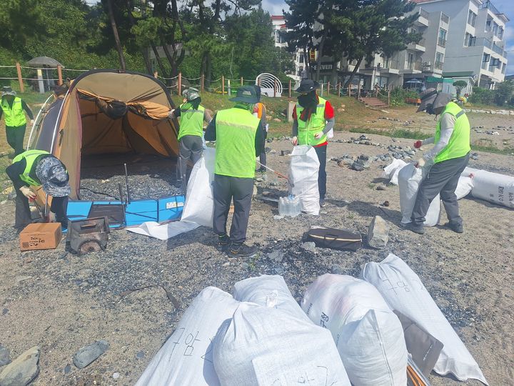울산 강동해변 장박텐트 18동 결국 철거…행정대집행