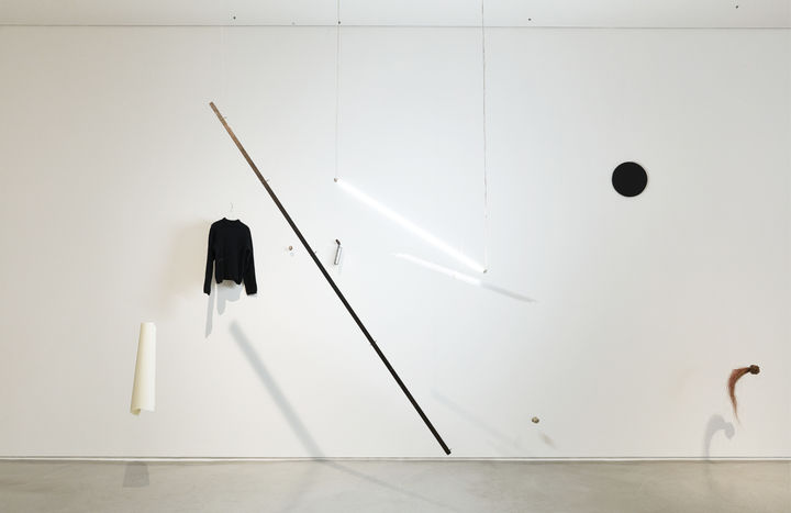 사물의 질서, 2016, 종이, 작가의 옷, 건조 과일, 깨진 거울, 형광등, 빛, 투명 파이프, 돌, 검은 달(1990), 갈대 (국제갤러리 설치전경) *재판매 및 DB 금지