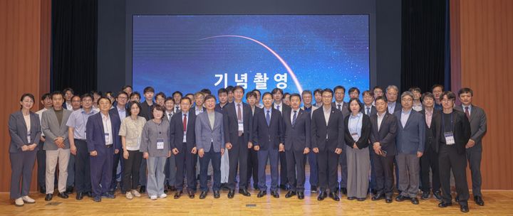 [서울=뉴시스] 한양대학교 ERICA가 개최한 '에리카 스페이스(ERICA-SPACE) 협의체 발족식'에서 참석자들이 기념 사진을 촬영하고 있다. (사진=한양대 에리카 제공) 2026.08.11. photo@newsis.com *재판매 및 DB 금지