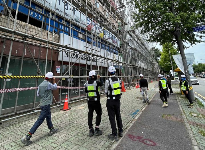 [전남광주=뉴시스] 전남광주통합특별시는 11일 북구 누문재개발사업 정비구역(B구역) 내 대규모 해체공사장 안전 관리 실태에 대해 특별 기획 점검을 벌였다. (사진=전남광주시 제공) 2026.08.11. photo@newsis.com *재판매 및 DB 금지
