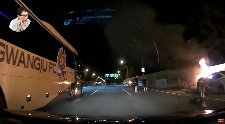 [서울=뉴시스] 불이 난 차량에서 운전자를 구하고 있는 프로축구 K리그1 광주FC 신창무와 프리드욘슨. (사진=한문철TV 캡처) 2026.08.11. photo@newsis.com *재판매 및 DB 금지