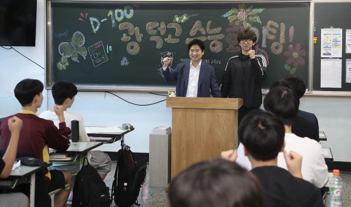 [전남광주=뉴시스] 김대중 전남광주통합특별시 교육감이 11일 광덕고를 찾아 2027학년도 대학수학능력시험을 100일 앞둔 수험생들을 격려하고 있다. (사진 = 통합특별시 교육청 제공). 2026.08.11. photo@newsis.com *재판매 및 DB 금지