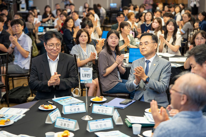 [사진=뉴시스] '미래 대입 제도 방향에 대한 현장 토론회'에 참석한 차정인 국가교육위원장과 도성훈 인천시교육감의 모습.(제공=국가교육위원회) 2026.08.11. photo@newsis.com *재판매 및 DB 금지