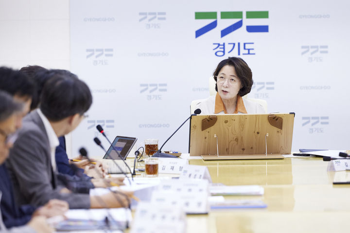 [수원=뉴시스] 추미애 경기도지사가 11일 도청 북부청사 상황실에서 건설국, 건설본부, 철도항만물류국, 교통국에 대한 업무보고를 받고 있다. (사진=경기도 제공) 2026.08.11. photo@newsis.com *재판매 및 DB 금지