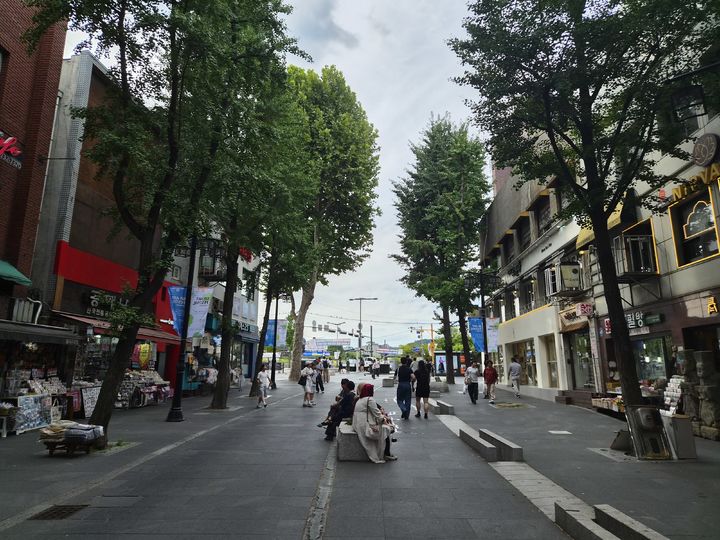 [서울=뉴시스] 이태성 기자 = 지난 10일 오후 서울 종로구 인사동 문화의거리 모습. 구름으로 생긴 그늘 아래에서 외국인 관광객들이 앉아 쉬고 있다. 2026.08.11. victory@newsis.com *재판매 및 DB 금지