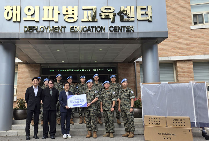 [서울=뉴시스] 대한탁구협회, 탁구용품 전문기업 엑시옴과 동명부대 33진에 탁구용품 기부. (사진=대한탁구협회 제공) *재판매 및 DB 금지