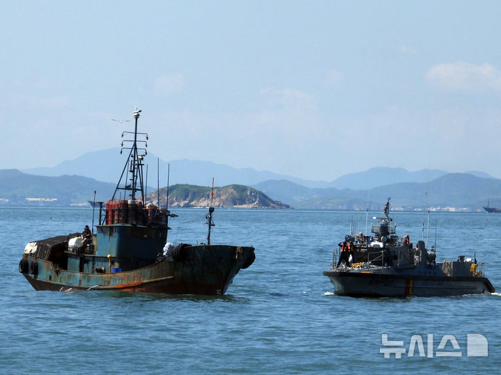 [인천=뉴시스] 11일 인천 옹진군 연평도 인근 해역에서 나포된 불법 외국어선(왼쪽). (사진=중부해경청 제공) 2026.08.11. photo@newsis.com