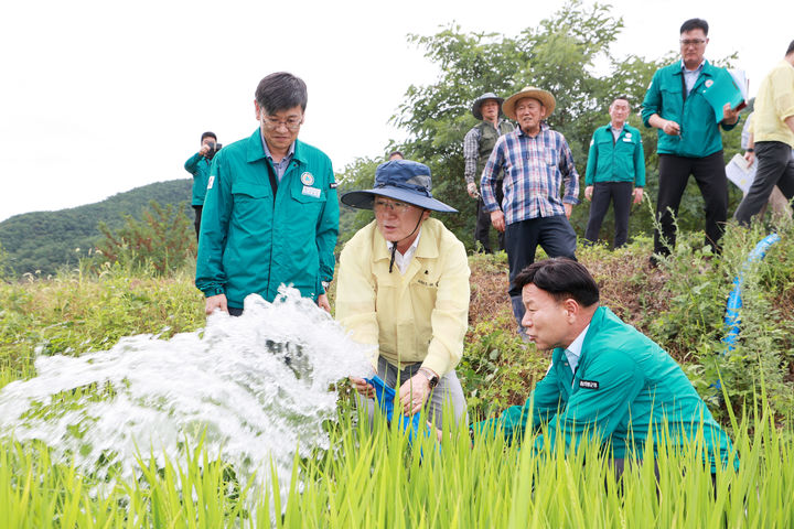 [의령=뉴시스]의령군, 가뭄 장기화 대비 농업용수 확보 총력. 궁류면 계현마을 찾은 오태완 의령군수.(사진=의령군 제공) 2026.08.11.photo@newsis.com *재판매 및 DB 금지