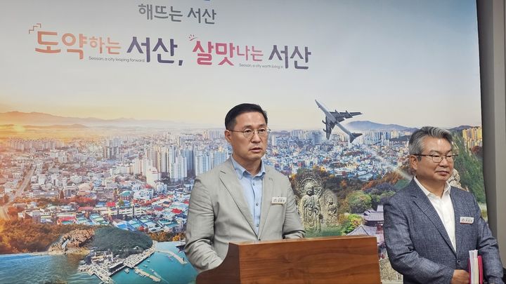 [서산=뉴시스] 김덕진 기자 = 김종민(왼쪽) 서산시 경제산업국장이 11일 서산시청 브리핑룸에서 바이오웰빙연구특구 안 첨단항공모빌리티 특화단지 조성 청사진을 밝히고 있다. 2026.08.11. spark@newsis.com *재판매 및 DB 금지